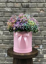 Цветочная композиция из Гипсофила и Розы в шляпной коробке в Среднеуральске