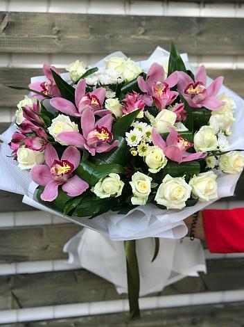 Букет цветов из: Розы и Хризантемы в Среднеуральске
