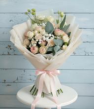 Букет цветов из:  Розы и Лизиантусы в Среднеуральске