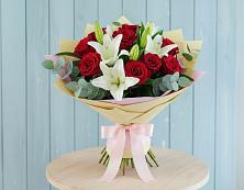 Букет цветов из:  Лилии и Розы в Среднеуральске