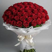 Букет 101 Красная роза Блэк Мэджик в Среднеуральске