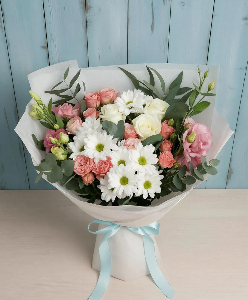 Букет цветов из: Розы, Лизиантусы и Хризантемы в Среднеуральске
