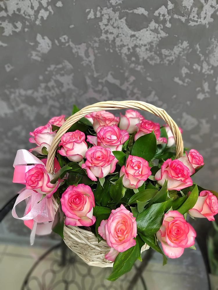 Цветочная композиция из Розы в корзине в Среднеуральске