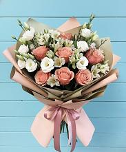 Букет цветов из:  Розы, Альстромерии и Лизиантусы в Среднеуральске