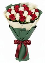 Букет Микс из красных и белых роз в Среднеуральске