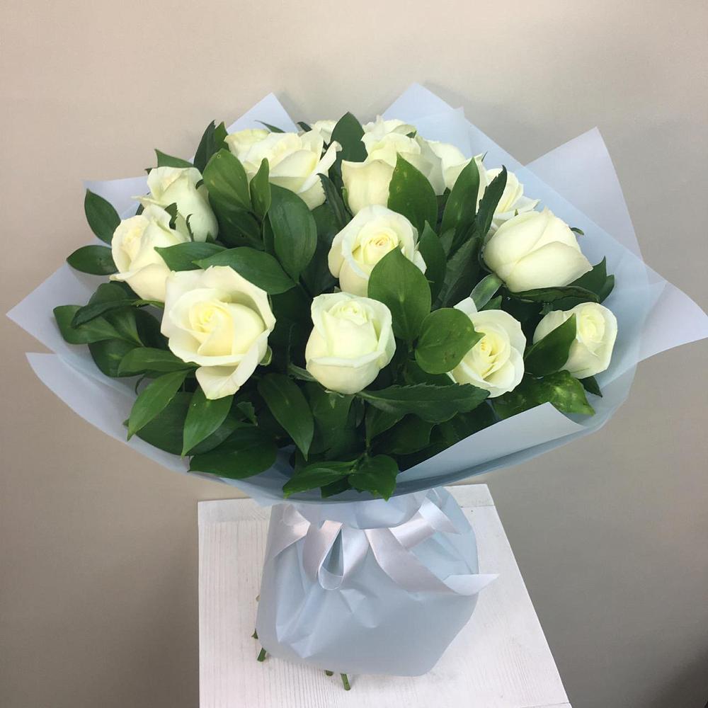 Букет 15 Белых роз Проуд в Среднеуральске