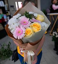 Букет цветов из:  Герберы, Розы и Хризантемы в Среднеуральске