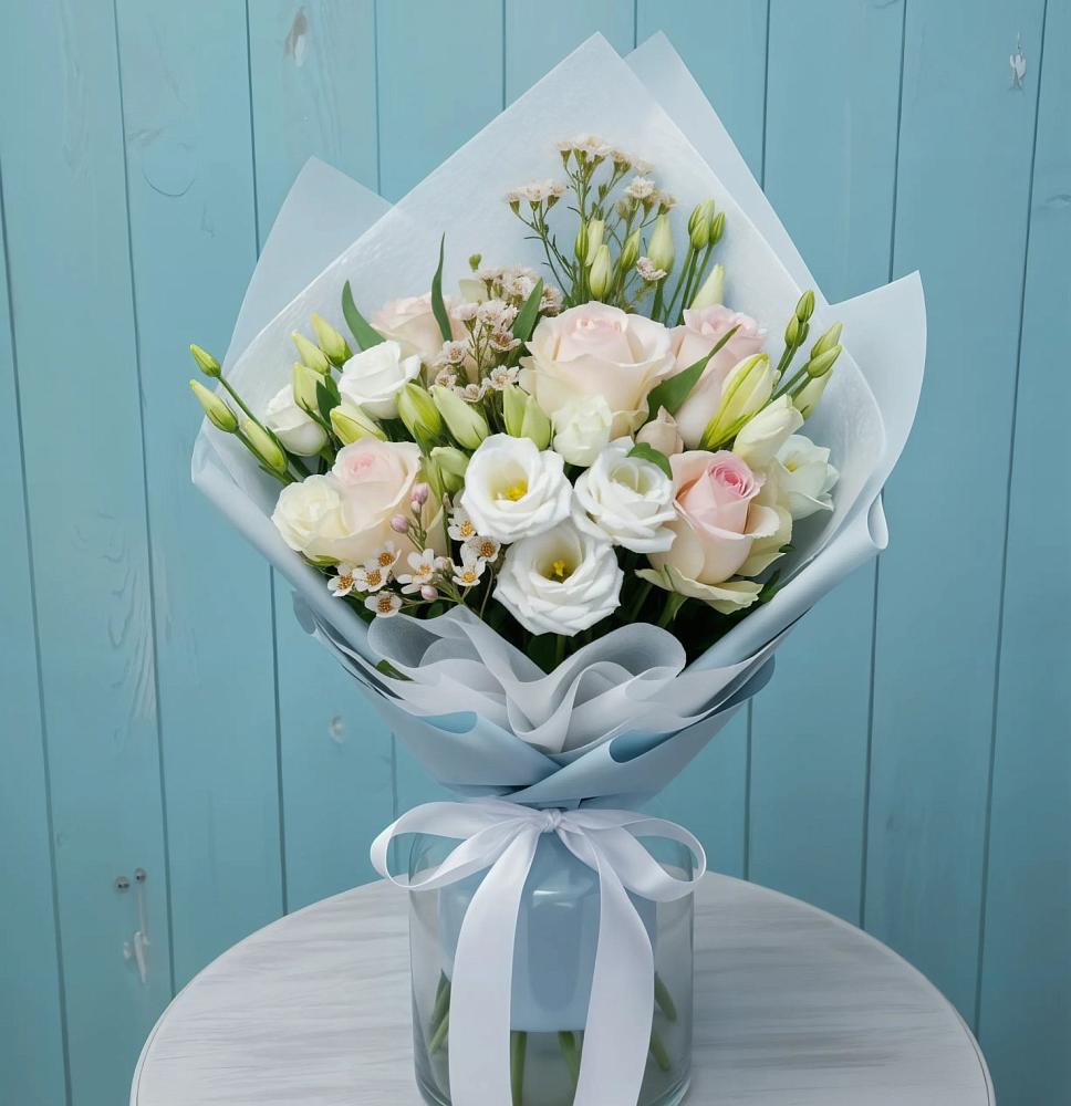 Букет цветов из: Розы и Лизиантусы в Среднеуральске