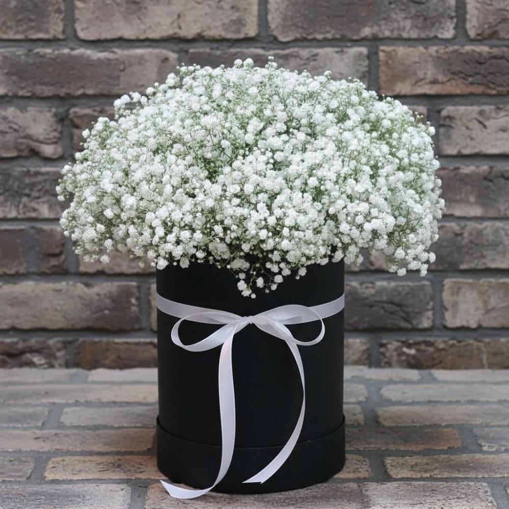 Цветочная композиция из Гипсофила в шляпной коробке в Среднеуральске