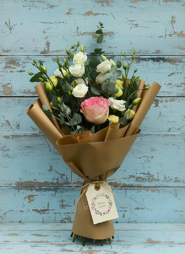 Букет цветов из: Розы и Лизиантусы в Среднеуральске