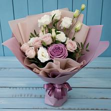 Букет цветов из:  Розы и Лизиантусы в Среднеуральске