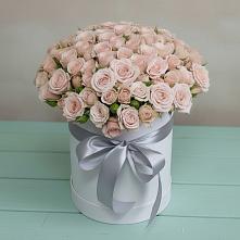 Цветочная композиция из Розы в шляпной коробке в Среднеуральске