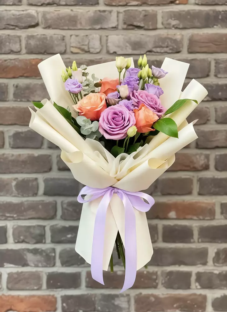 Букет цветов из: Лизиантусы и Розы в Среднеуральске