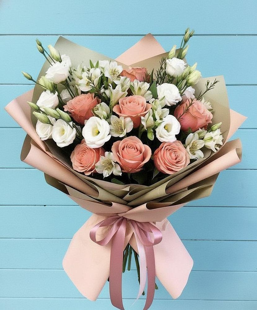 Букет цветов из: Розы, Альстромерии и Лизиантусы в Среднеуральске