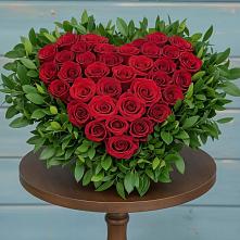 Цветочная композиция из Розы в виде сердца в Среднеуральске