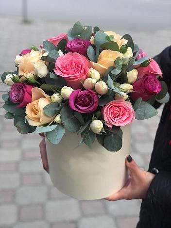 Цветочная композиция из Розы в шляпной коробке в Среднеуральске