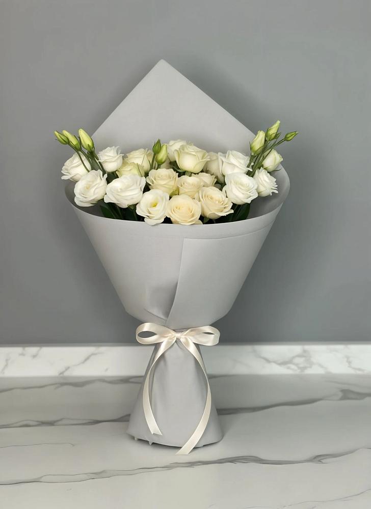 Букет цветов из: Розы и Лизиантусы в Среднеуральске