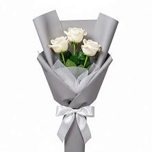 Букет 3 белые розы в Среднеуральске