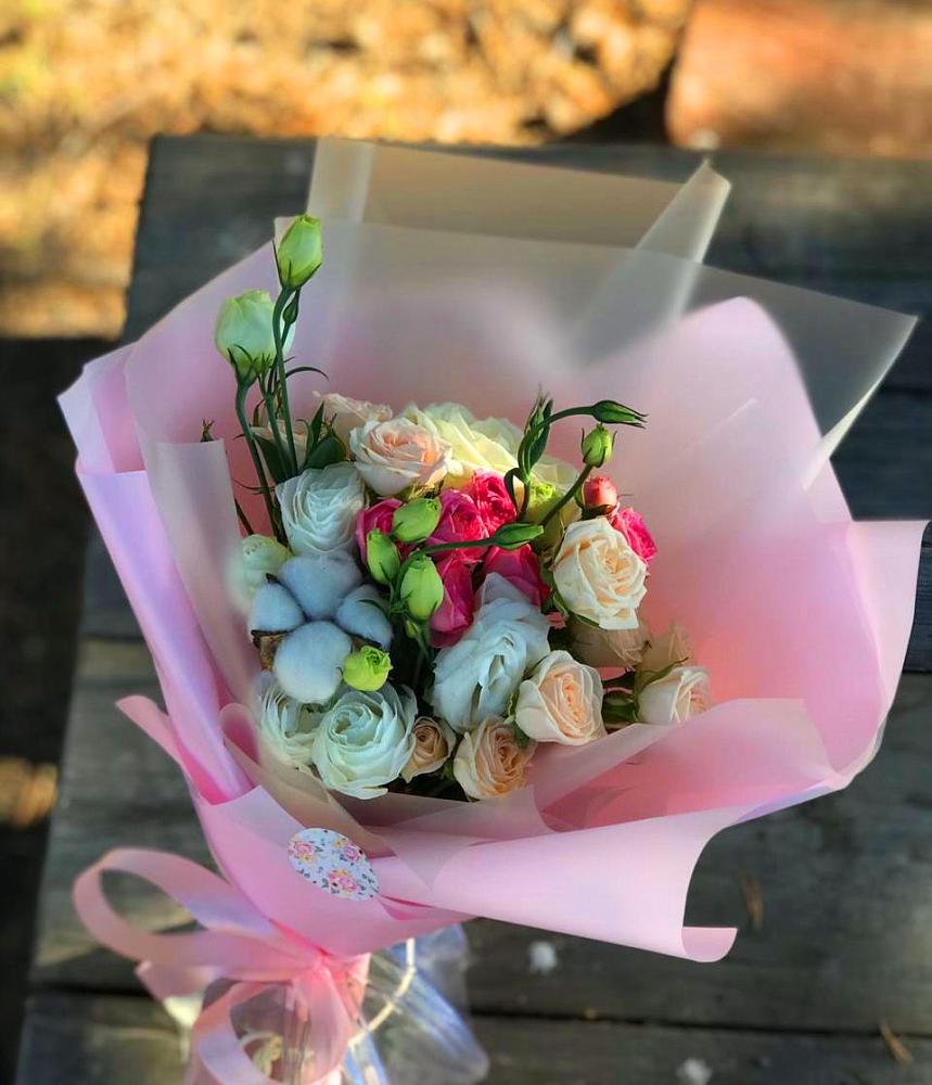 Букет цветов из: Розы и Лизиантусы в Среднеуральске