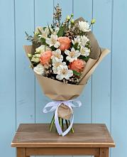 Букет цветов из:  Альстромерии, Лизиантусы, Розы и Хризантемы в Среднеуральске