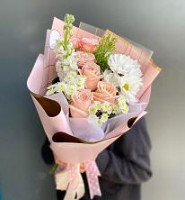 Букет цветов из:  Хризантемы и Розы в Среднеуральске