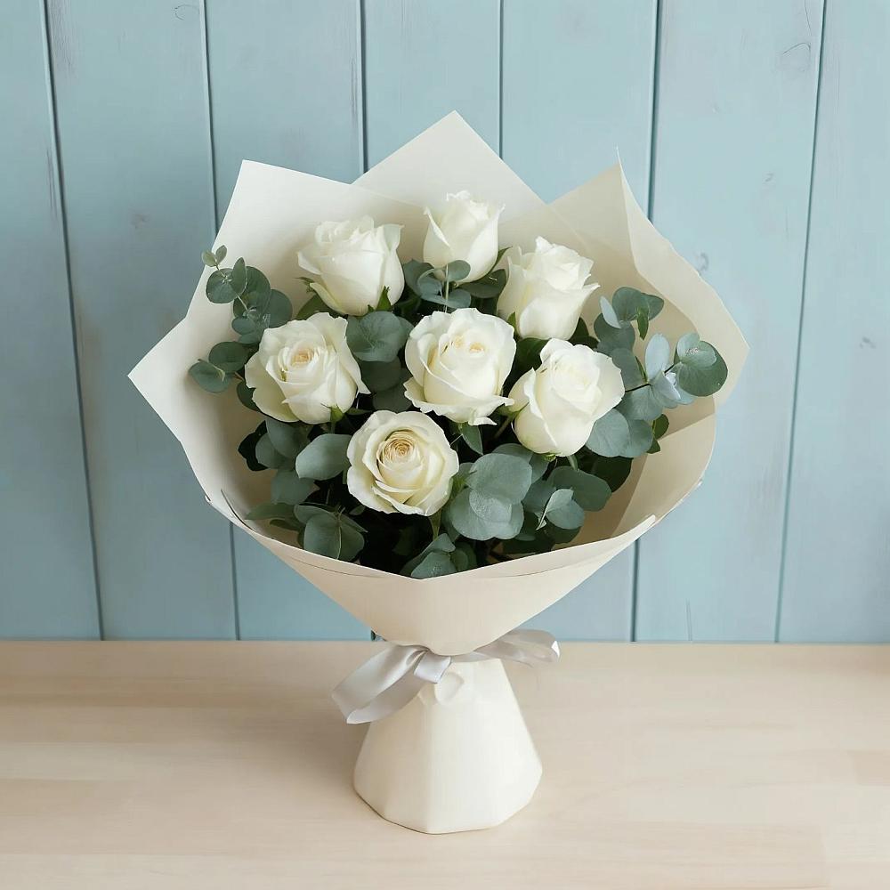 Букет Белые розы в Эвкалипте в Среднеуральске