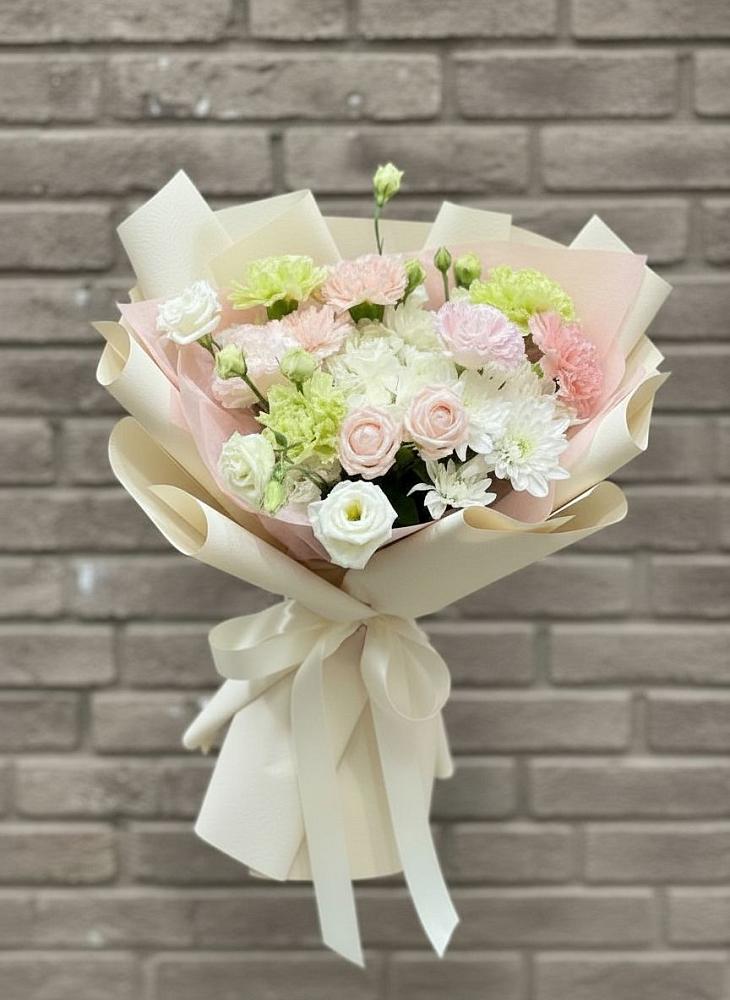 Букет цветов из: Гвоздики, Розы, Лизиантусы и Хризантемы в Среднеуральске