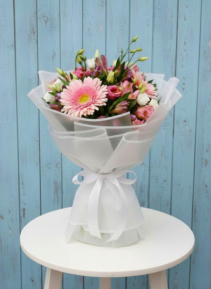 Букет цветов из: Герберы, Альстромерии и Лизиантусы в Среднеуральске