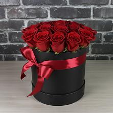 Цветочная композиция из Розы в шляпной коробке в Среднеуральске