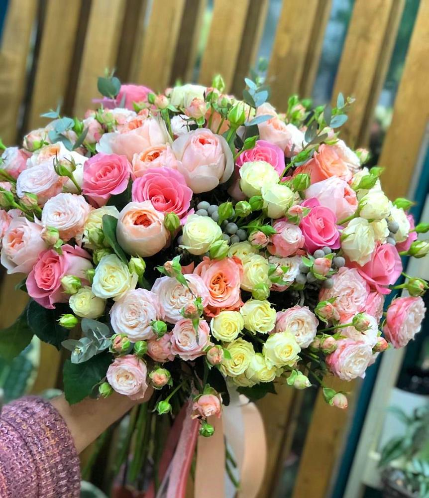 Букет цветов из: Розы в Среднеуральске