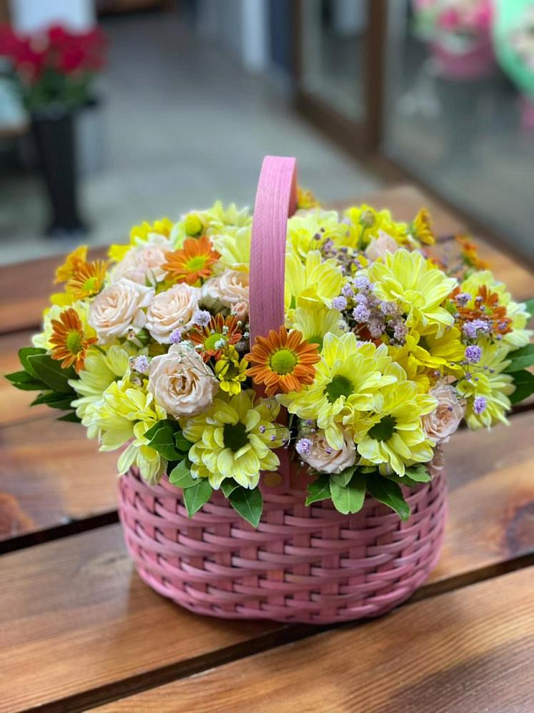 Цветочная композиция из Хризантемы и Розы в корзине в Среднеуральске