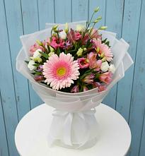 Букет цветов из:  Герберы, Альстромерии и Лизиантусы в Среднеуральске