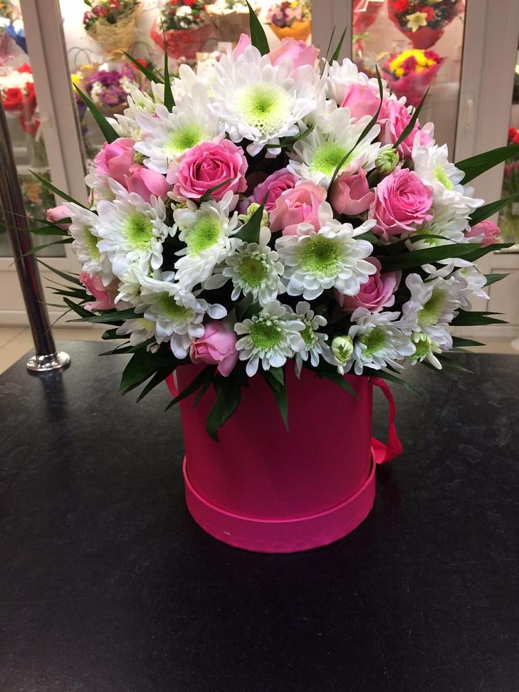 Цветочная композиция из Розы и Хризантемы в шляпной коробке в Среднеуральске