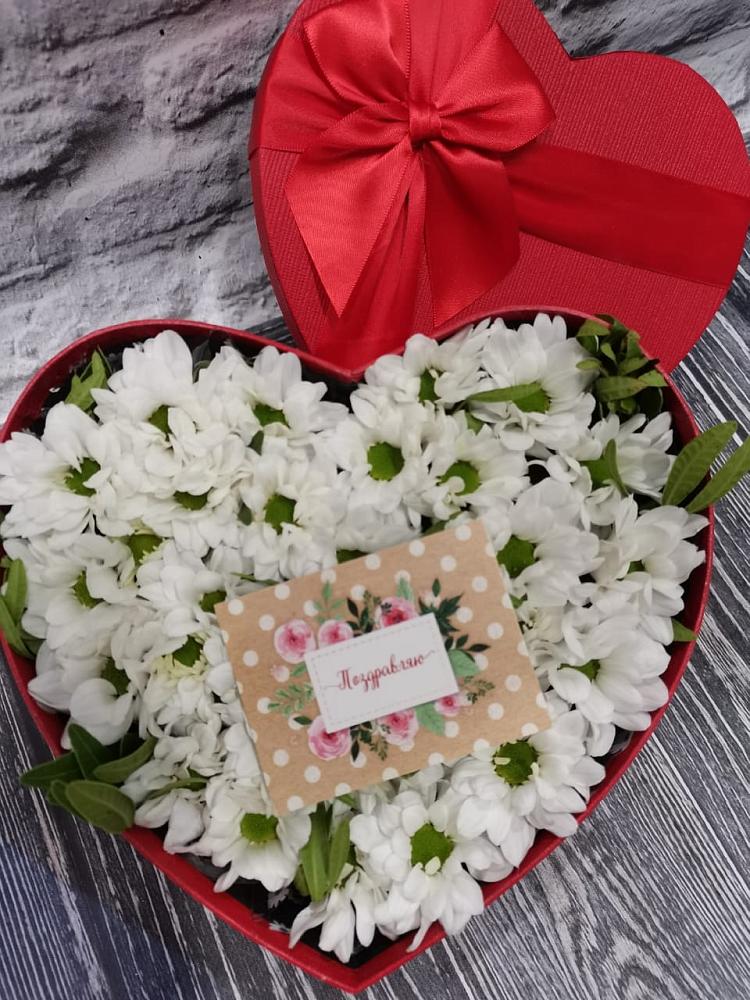 Цветочная композиция из Хризантемы в виде сердца в Среднеуральске