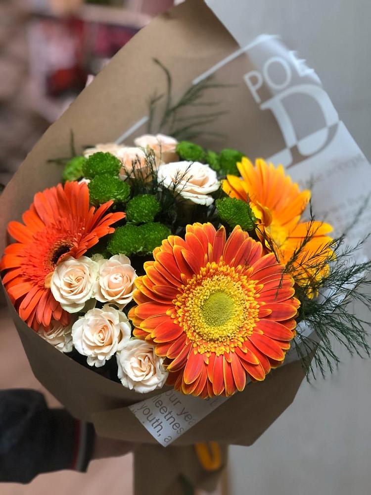 Букет цветов из: Герберы, Хризантемы и Розы в Среднеуральске