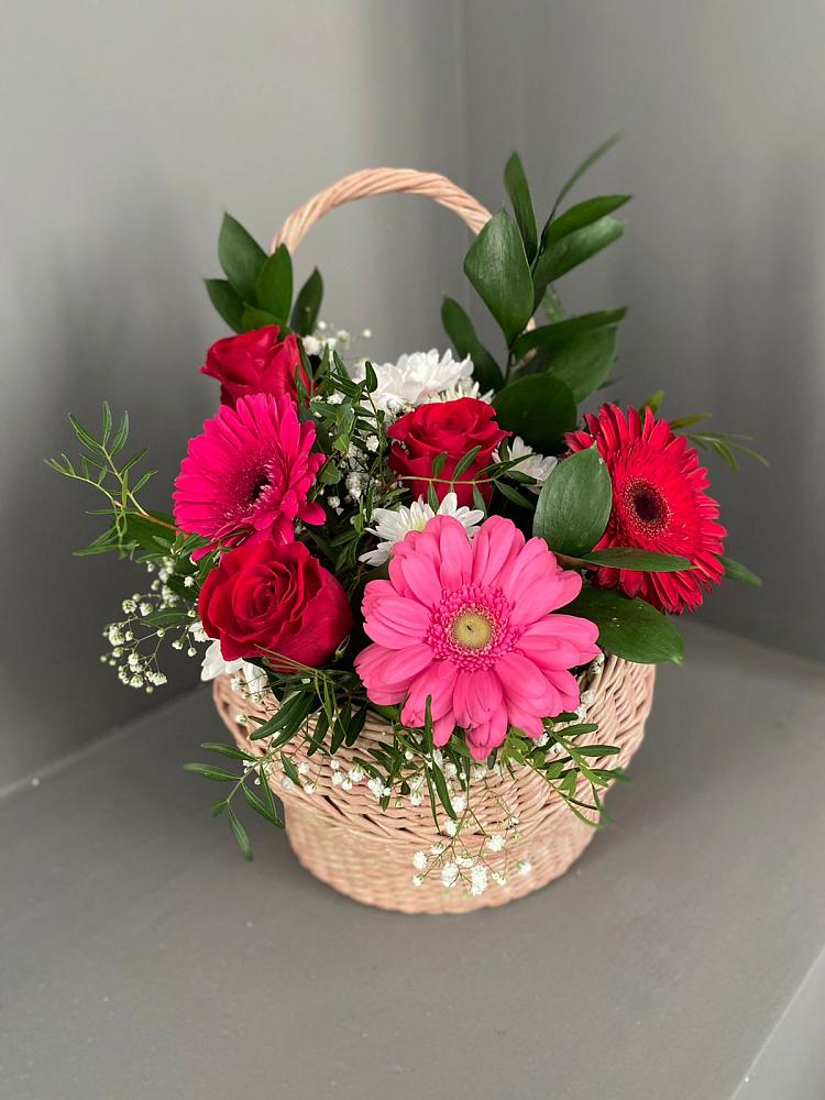 Цветочная композиция из Розы, Хризантемы и Герберы в корзине в Среднеуральске