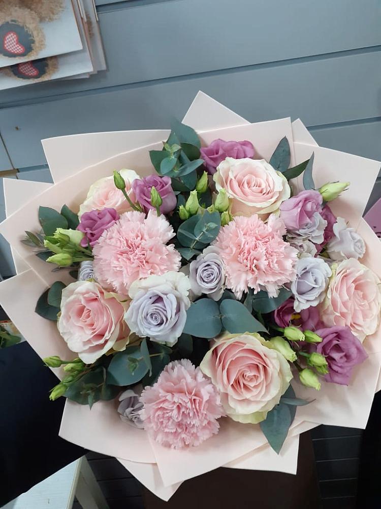 Букет цветов из: Розы, Гвоздики и Лизиантусы в Среднеуральске