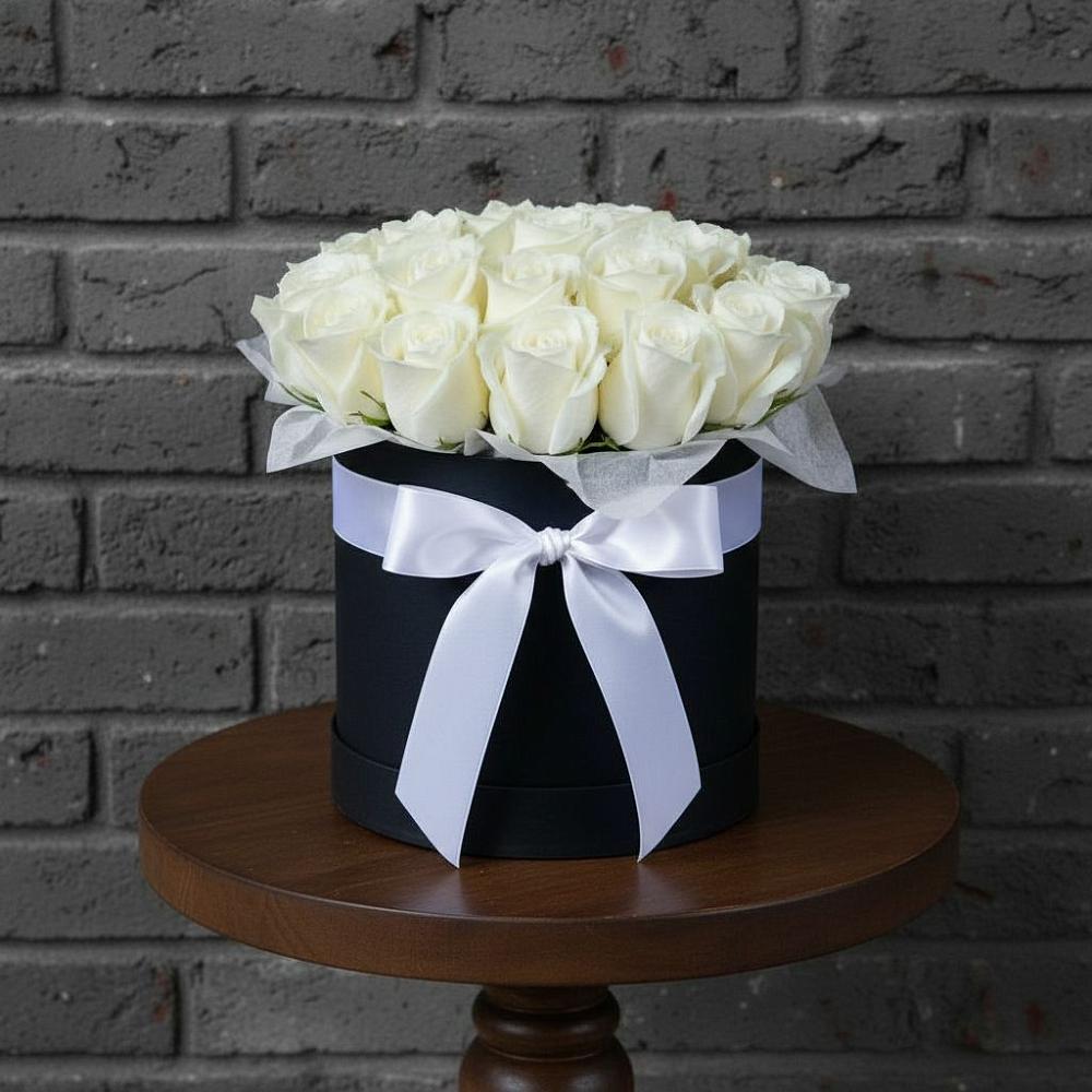 Цветочная композиция из Розы в шляпной коробке в Среднеуральске