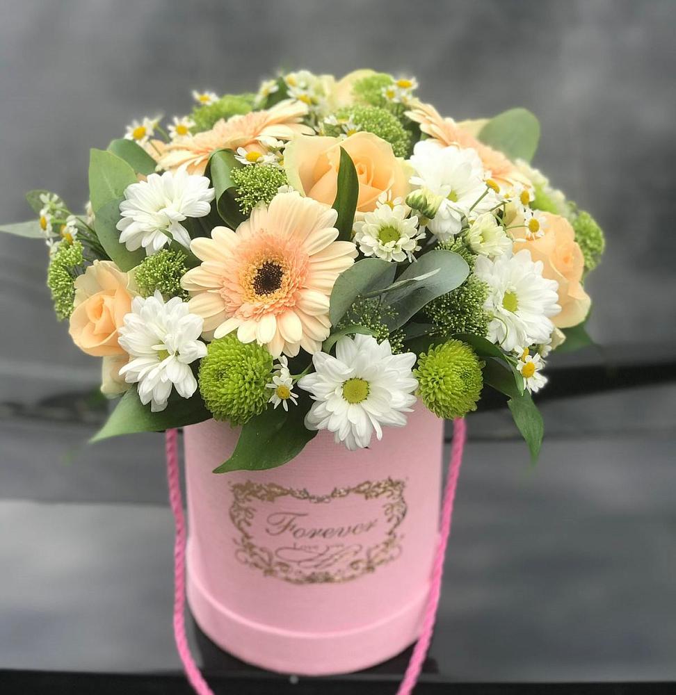 Цветочная композиция из Розы, Герберы и Хризантемы в шляпной коробке в Среднеуральске