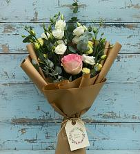 Букет цветов из:  Розы и Лизиантусы в Среднеуральске