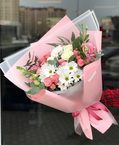 Букет цветов из: Розы, Лизиантусы и Хризантемы в Среднеуральске