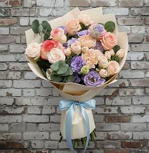 Букет цветов из:  Розы, Лизиантусы и Гвоздики в Среднеуральске