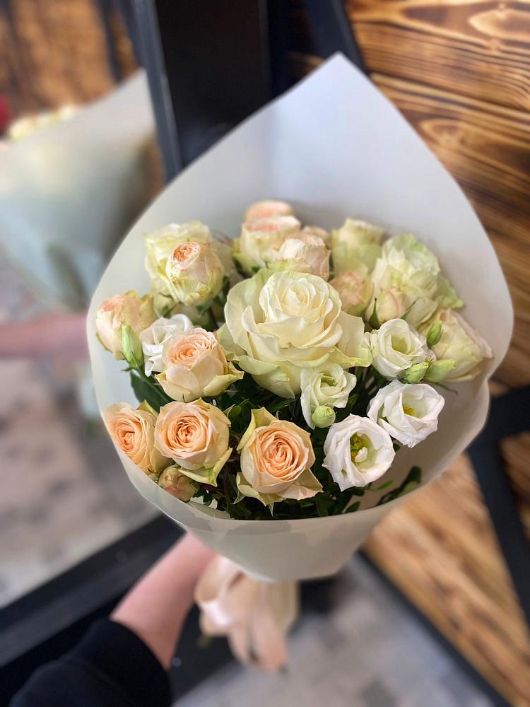 Букет цветов из: Розы и Лизиантусы в Среднеуральске