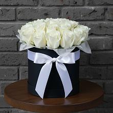 Цветочная композиция из Розы в шляпной коробке в Среднеуральске