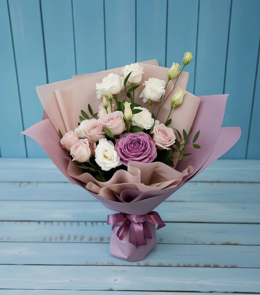 Букет цветов из: Розы и Лизиантусы в Среднеуральске